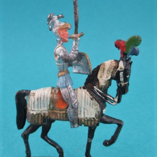 06. Cavalier avec épée brandie, casque aigle et bouclier rectangulaire.