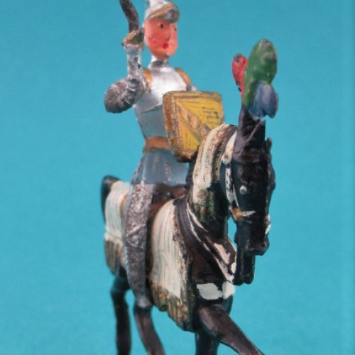 06. Cavalier avec épée brandie, casque aigle et bouclier rectangulaire.