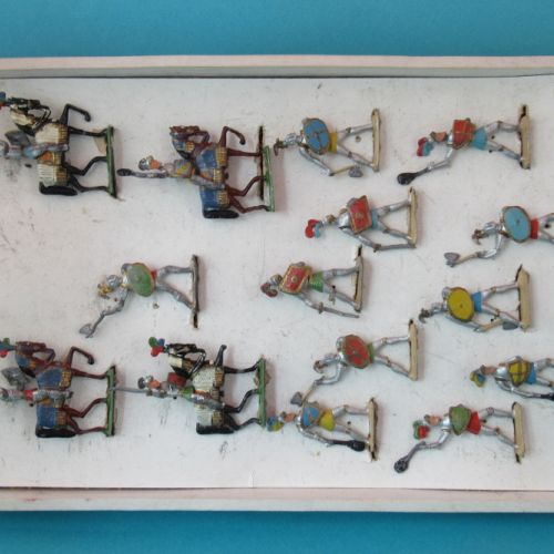 Boîte à l'origine contenant 5 cavaliers et 10 chevaliers (numérotation inconnue).
