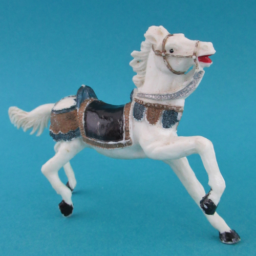 Le cheval en plastique souple.