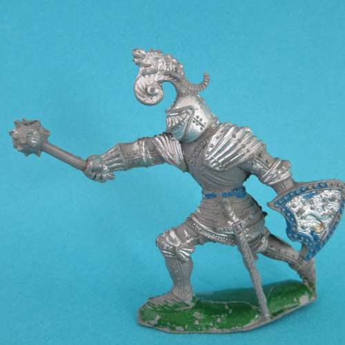 GCM05. Chevalier avec masse d'armes et bouclier, casque Dragon.