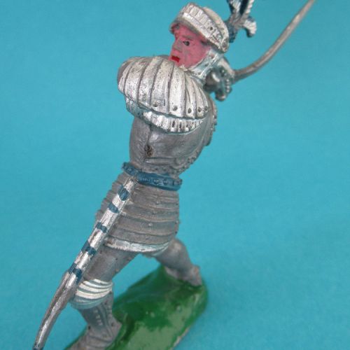 GCM03. Chevalier avec épée brandie à deux mains, casque plumets.