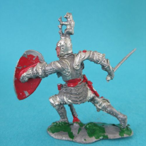 CM03. Chevalier avec épée et bouclier, casque Ecureuil.