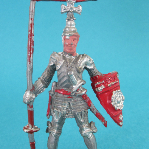 CM01. Chevalier avec pennon et bouclier, casque Croix.