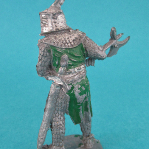 RA06. Chevalier avec hache tenue à deux mains.