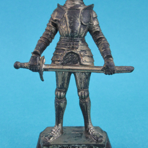 03. Chevalier tenant horizontalement à deux mains son épée.