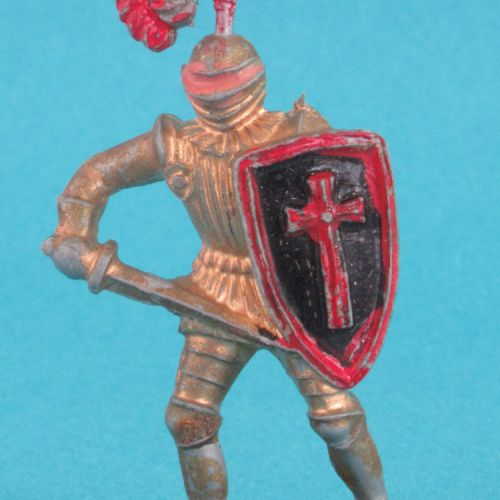Nr 4. Chevalier, épée en garde et bouclier croix.
