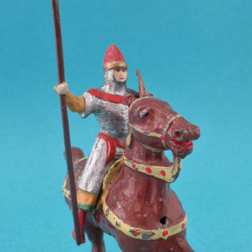 Cavalier normand avec lance et bouclier oblong court ou long.
