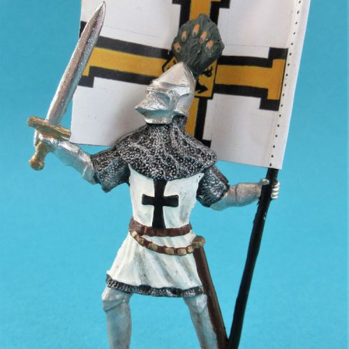 Chevalier avec bannière, épée brandie, casque visière fermée et cimier plumes de paon - HS074.
