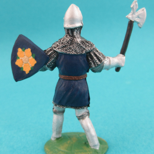 Chevalier avec hache et écu levés - HS092.