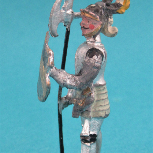 Chevalier en marche, casque à 3 plumets ,visière ouverte, avec hallebarde, et écu barré.