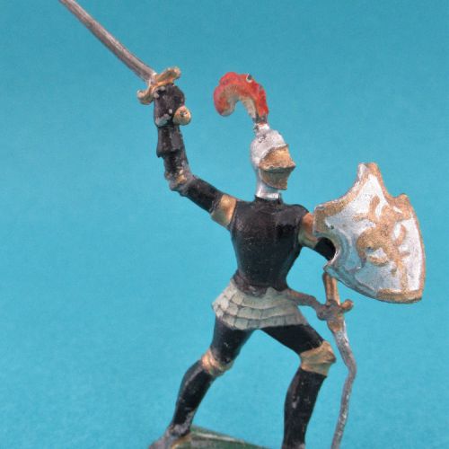Chevalier au combat, casque à 1 plumet, visière fermé avec épée et écu aigle.