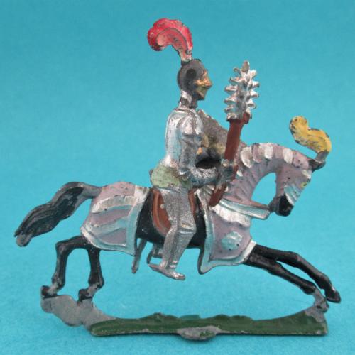 Chevalier casque à 1 plumet, visière fermée, sur cheval carapaçonné au galop, avec écu barré et gourdin à pic.