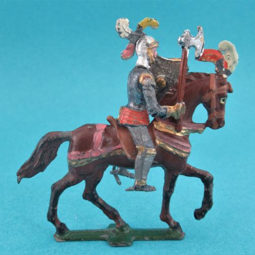 Chevalier casque à 3 plumets, visière ouverte, sur cheval sellé au trot, avec écu aigle et hache.