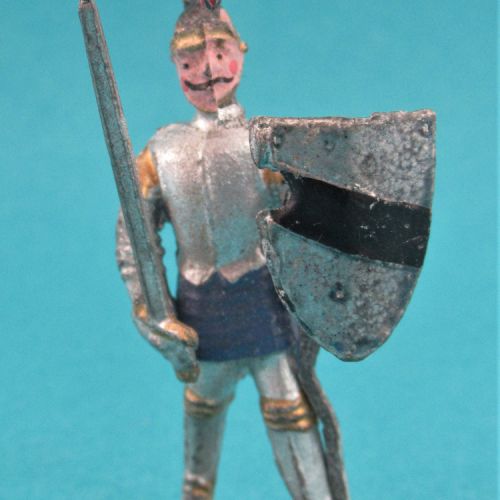 Chevalier en marche, casque à 2 plumets ,visière ouverte, avec épée, et écu barré.