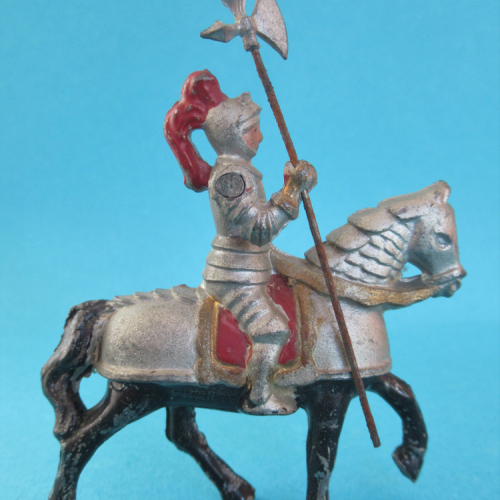 Nr 6110b Cavalier en armure avec hallebarde, cheval au pas (non repris au catalogue).