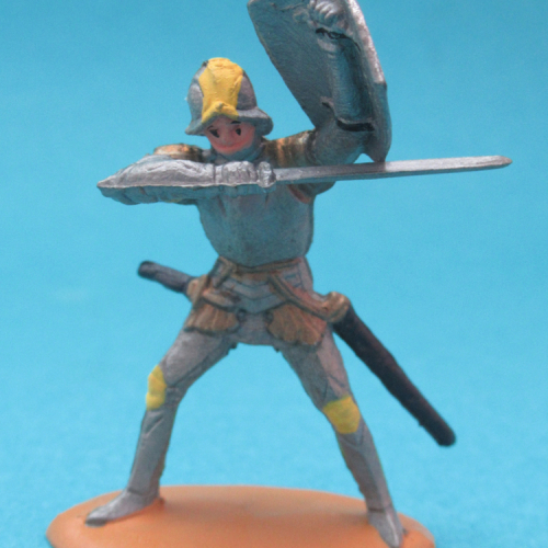 1234  Chevalier en armure se défendant, bras gauche levé, bras droit plié.