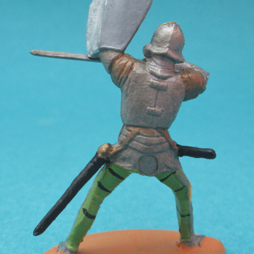 1234  Chevalier en armure se défendant, bras gauche levé, bras droit plié.