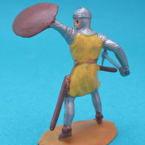 1236  Chevalier se défendant bras droit abaissé, bras gauche levé avec bouclier.