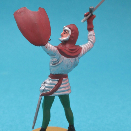 1218 Chevalier en armure, jambes parallèles, bras levés avec arme et bouclier , capuchon.