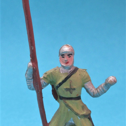 353 Chevalier avec lance et bouclier sur le dos.