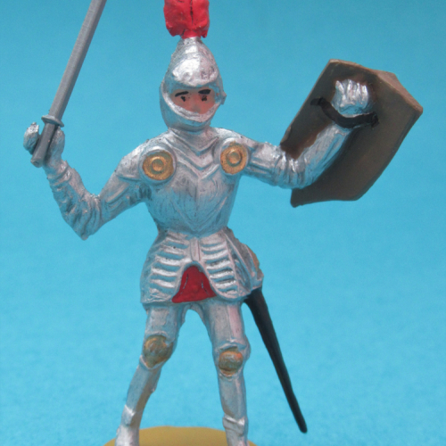 1212 Chevalier en armure, jambes parallèles, bras levés avec arme et bouclier, casque à plumet.