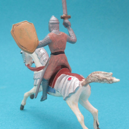 361 Chevalier avec épée et bouclier brandis, portant cervelière (cheval Nr 224).