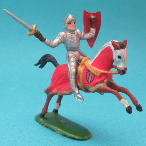 358 Chevalier avec épée et bouclier brandis (cheval Nr 222).