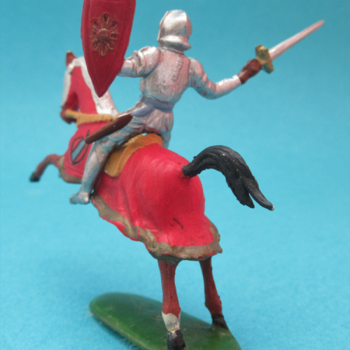 358 Chevalier avec épée et bouclier brandis (cheval Nr 222).