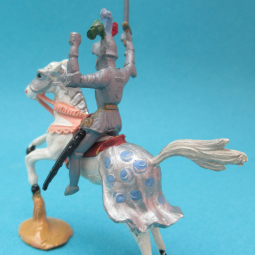 362 Chevalier avec épée brandie et casque à plumets (cheval Nr 221).