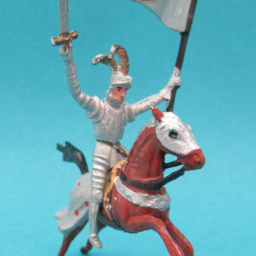 369 Chevalier avec épée brandie, bannière et casque à un plumet (cheval Nr 221).