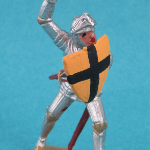1239 Chevalier en armure attaquant bras droit levé, bras gauche avec bouclier.