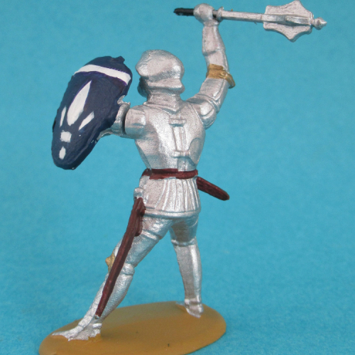 1235  Chevalier en armure se défendant, bras droit levé, bouclier au bras gauche (bouclier repeint).