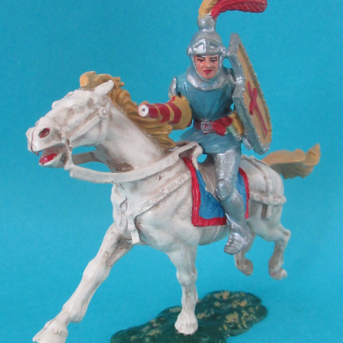 Figurine N°4 avec plusieurs caractéristiques identiques au Colorado (plastique dur, plumets et bouclier).