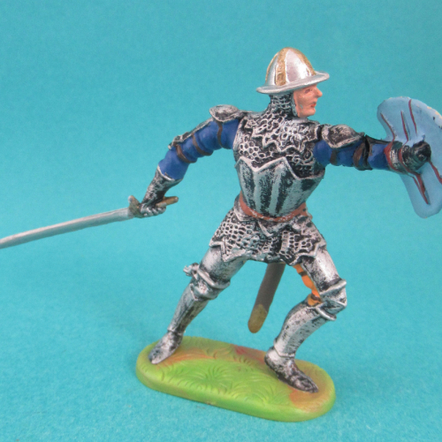 52008  Chevalier en armure attaquant avec épée et bouclier en avant.