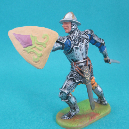 52008  Chevalier en armure attaquant avec épée et bouclier en avant.
