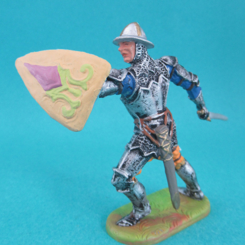 52008  Chevalier en armure attaquant avec épée et bouclier en avant.