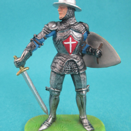 52002  Chevalier en armure de faction avec épée et bouclier.