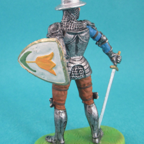 52002  Chevalier en armure de faction avec épée et bouclier.