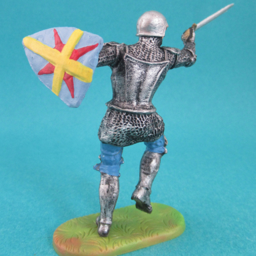 52007  Chevalier en armure frappant avec épée et bouclier.