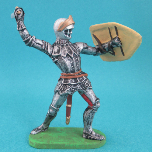 52000  Chevalier en armure attaquant avec épée et bouclier.