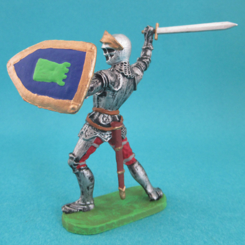 52000  Chevalier en armure attaquant avec épée et bouclier.