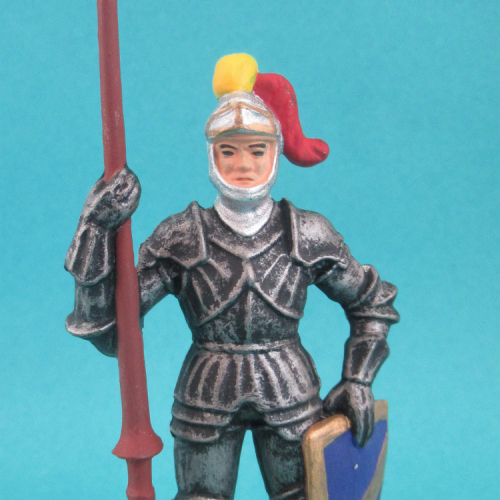 52005  Chevalier en armure de faction avec lance, bouclier et casque à plumets.
