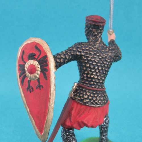 51002  Chevalier normand avançant avec épée et bouclier levés.