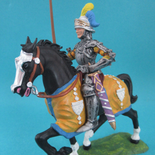 52040  Chevalier en armure sur cheval caparaçonné, avec lance, casque visière ouverte.