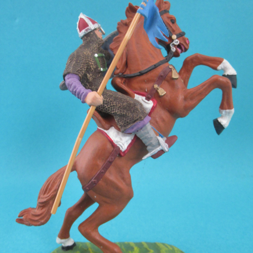 51048 Cavalier normand sur cheval cabré, portant lance et bouclier oblong.