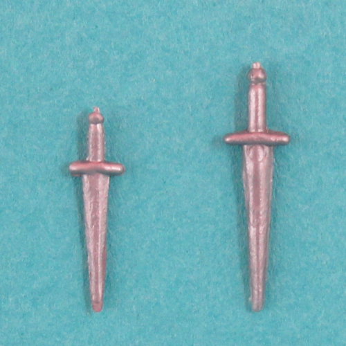 La dague (à gauche 54mm, à droite 70mm).