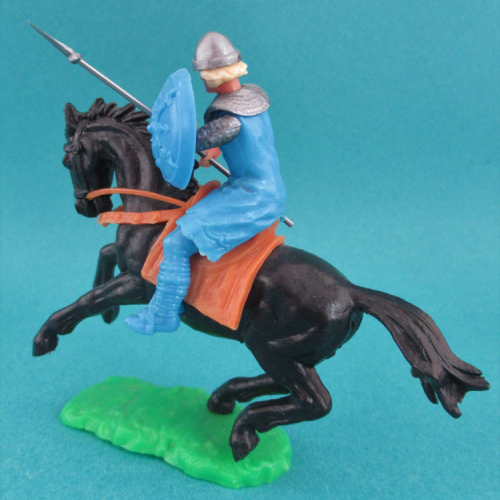 Cavalier viking avec lance et bouclier.