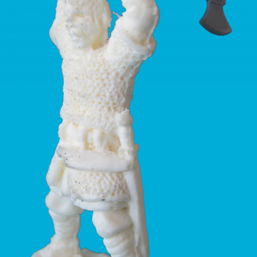 06. Viking nu tête avec hache tenue à deux mains.