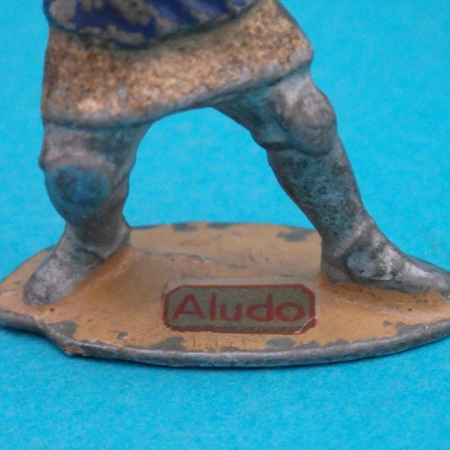 Un autocollant avec le nom ALUDO collé sur le socle.